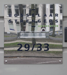 908397 Afbeelding van de liggende moderne spiegelende metalen brievenbus, bij de voordeur van het pand Maliebaan 29-33 ...